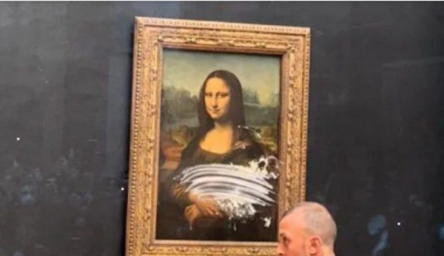 Louvre, visitatore tira una torta contro la Gioconda