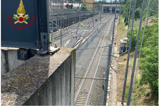 Treno ad Alta Velocità esce dai binari a Roma, linea bloccata e ritardi 