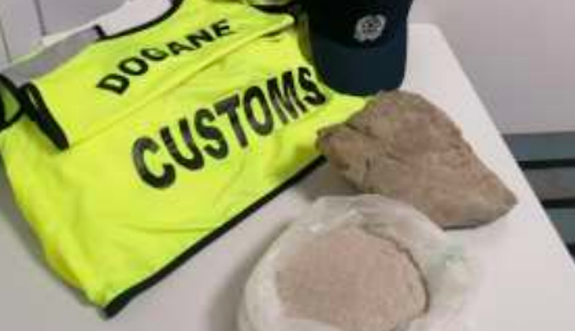Alghero. Turista norvegese fermato in aeroporto con sabbia e sassi rubati