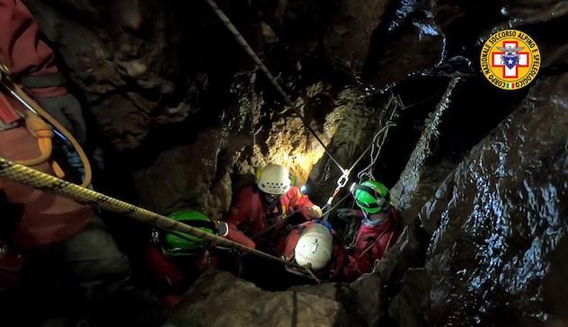 Urzulei. Escursionista soccorso nella grotta S’Edera