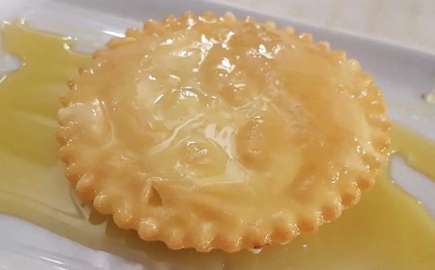 La seada: un trionfo di formaggio filante e miele, il “dolce non dolce” tipico sardo