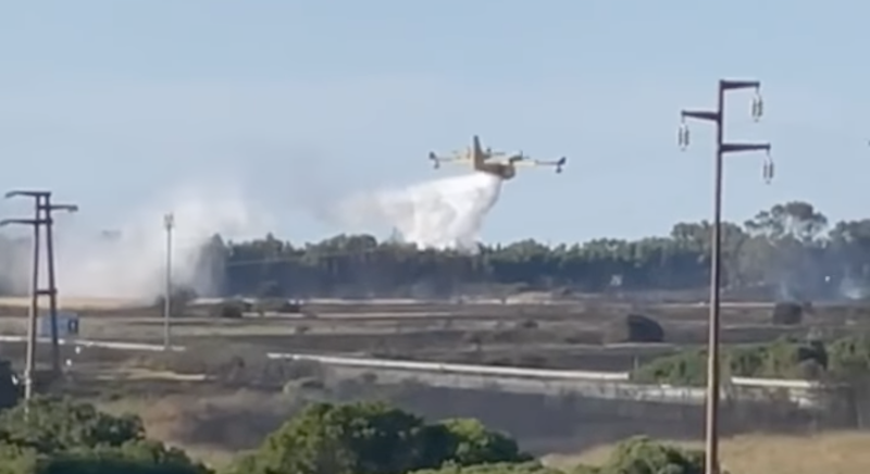 Incendio tra Sassari e Alghero: sul posto due Canadair, due elicotteri e le squadre a terra