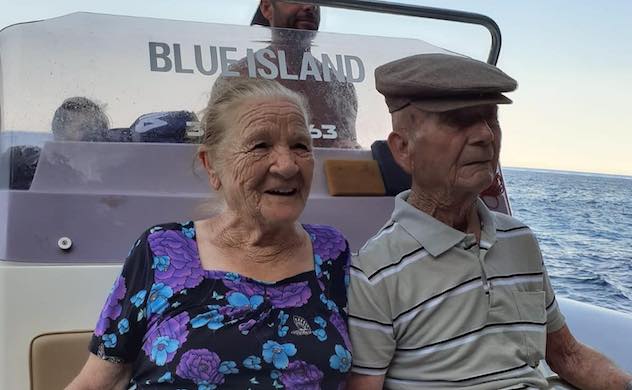 A 90 anni la prima gita in mare in Sardegna, la foto di Antonietta e Giuseppe diventa virale
