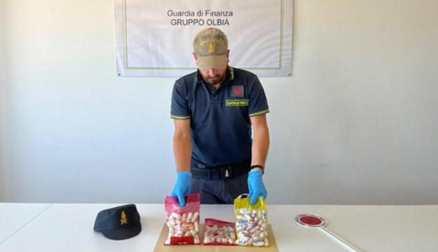 Un chilo di ovuli di cocaina nello stomaco, corriere arrestato a Olbia