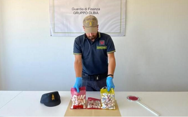 Un chilo di ovuli di cocaina nello stomaco, corriere arrestato a Olbia
