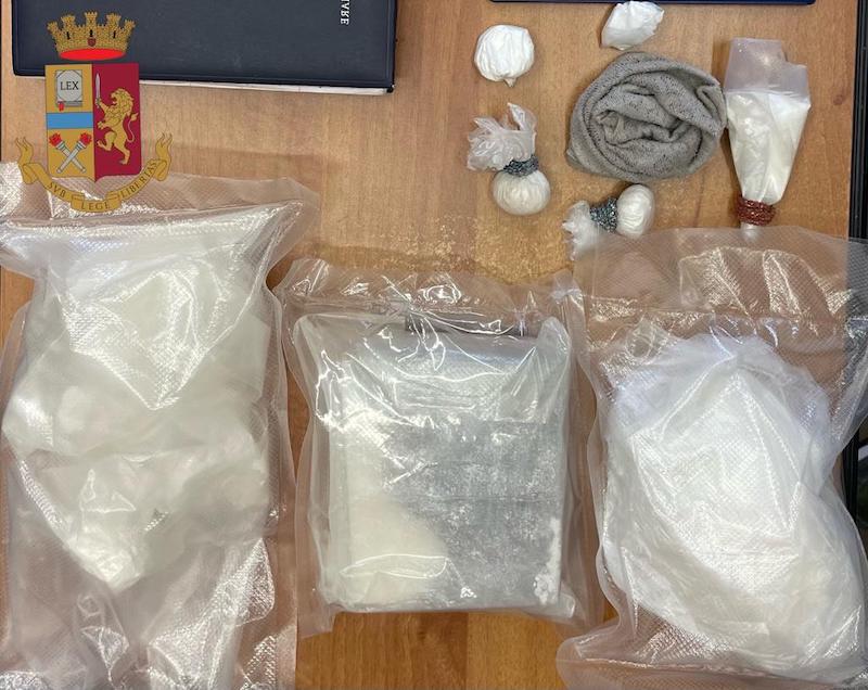 Cagliari. In casa un chilo di cocaina e abbigliamento rubato: arrestata cinese