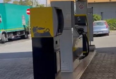Cagliari, il distributore di benzina ora parla in sardo 