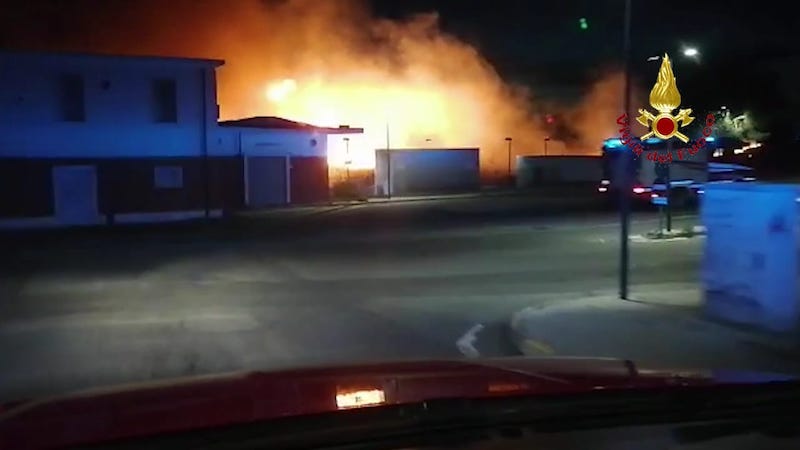 Notte di paura a Settimo San Pietro. Divampa incendio vicino alla stazione e al centro abitato