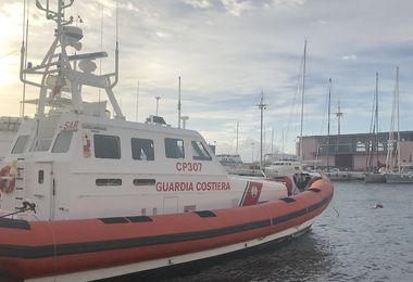 Tragedia in mare, due corpi recuperati nel sud Sardegna, forse migranti 