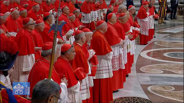Becciu riammesso al Concistoro, seduto in prima fila in Basilica Vaticana