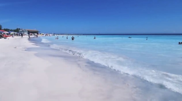 Sabbia bianca e mare azzurro fluo: sembra un paradiso ma cosa si nasconde dietro questi colori?