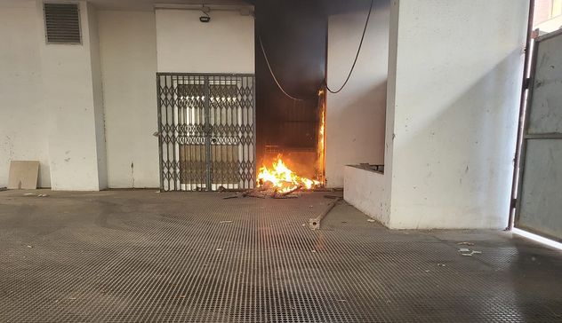 Il giaciglio di un senzatetto in fiamme a Cagliari