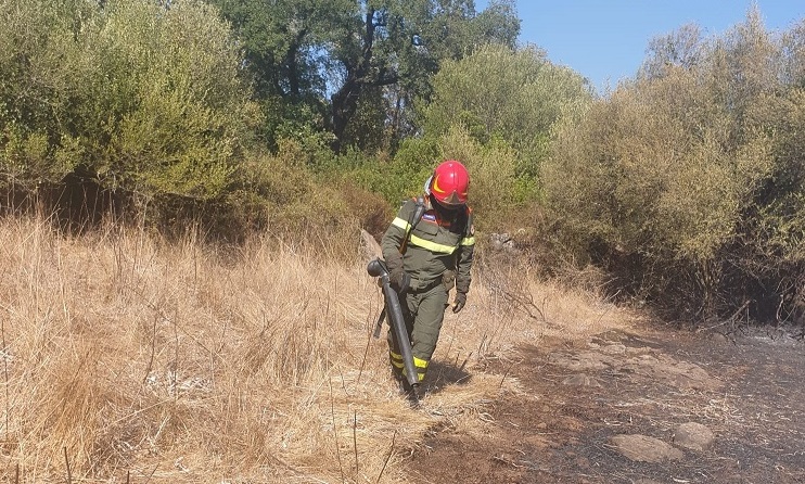 Nove incendi in Sardegna, elicottero in azione a Ittireddu
