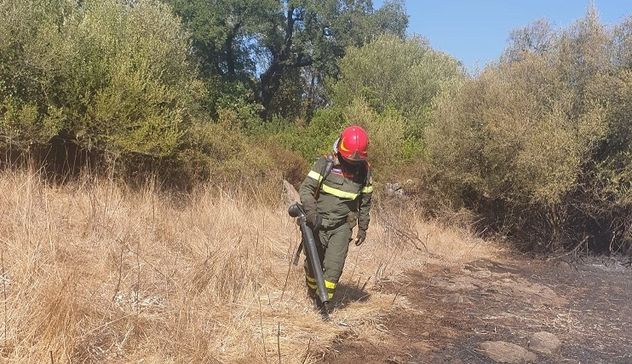 Nove incendi in Sardegna, elicottero in azione a Ittireddu