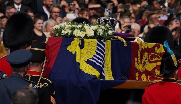 Funerali Regina Elisabetta, il biglietto di Carlo III sulla bara: cosa c'è scritto