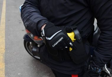Cagliari. Ubriaco in casa minaccia con coltello in mano: carabinieri lo placano col taser