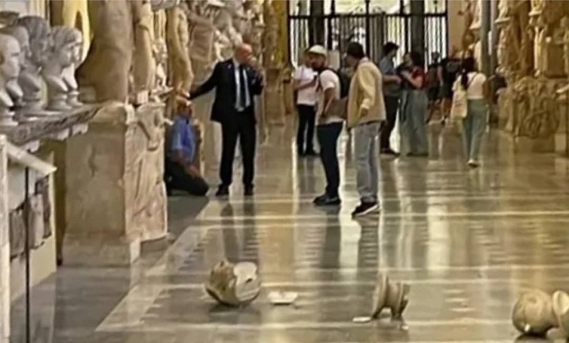 Turista scaraventa a terra busti antichi durante visita ai Musei Vaticani