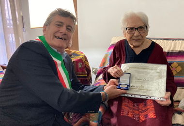 Nonna Rosaria compie 102 anni: gli auguri dal Comune di Cagliari 