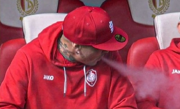 Sorpreso a fumare in panchina prima della partita: Anversa sospende Nainggolan