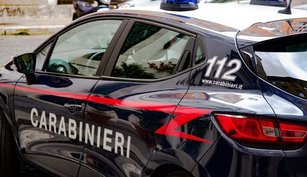Milano, incendia un’auto e le fiamme danneggiano 2 mezzi e un negozio: arrestato