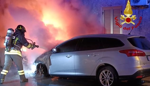 Attentato incendiario a Siniscola: fiamme su due auto