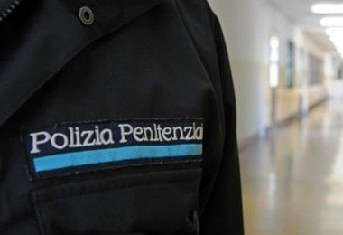 Cagliari, 17enne tenta il suicidio in carcere: salvato dagli agenti 