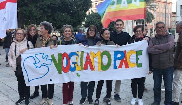 In duecento in piazza a Cagliari al sit-in per la pace