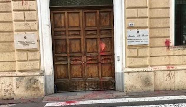 Cagliari. Atto vandalico contro il provveditorato penitenziario della Sardegna