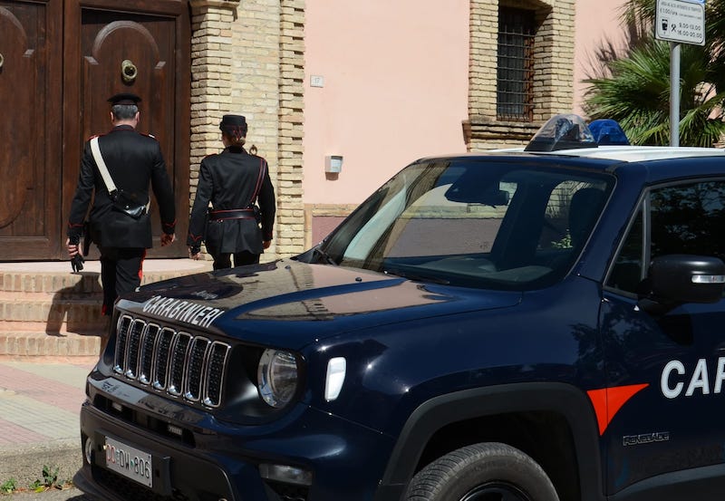 Barrali. Trovato con un coltello e un manganello: percettore del reddito di cittadinanza denunciato dai carabinieri
