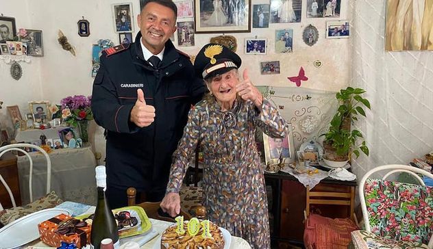 Zia Rosina festeggia 101 anni da sola, i Carabinieri le portano la torta