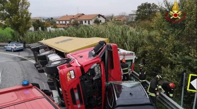 Dramma ad Ancona. Camion si ribalta e finisce sopra un'ambulanza: morti conducente e paziente