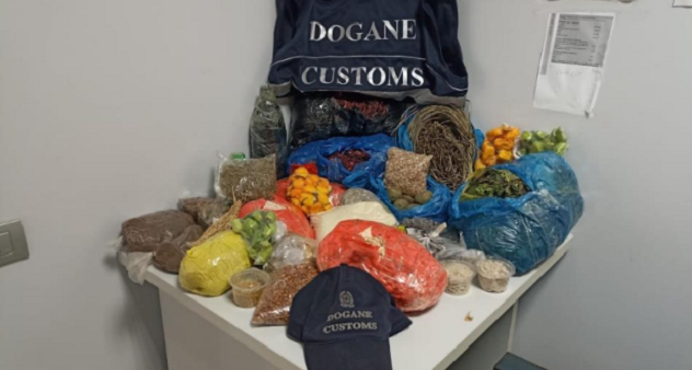 Arrivano all'aeroporto di Alghero con quasi 30 kg di vegetali di dubbia provenienza: sequestrati