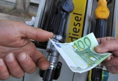 Benzina e diesel: ancora in calo i prezzi dei carburanti in Italia