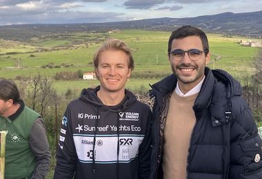 Nico Rosberg torna in Sardegna per dare il via alla piantumazione di 4000 alberi che ha donato a Sennariolo