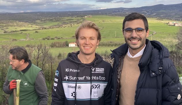 Nico Rosberg torna in Sardegna per dare il via alla piantumazione di 4000 alberi che ha donato a Sennariolo