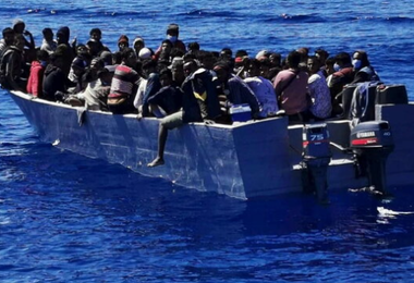 Migranti, barca affonda a Lampedusa: 4 dispersi di cui 2 bimbi