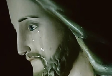 Lacrime che rigano il volto della statua di Gesù: i fedeli gridano al miracolo