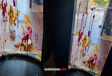 Cagliari. Vernice, vomito e cibo avariato all’ingresso del Palazzo di Giustizia: denunciato un 76enne