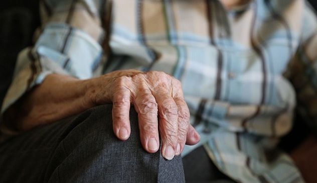 Muore a 90 anni. “Era insopportabile” e nessuno vuole pagare il suo funerale