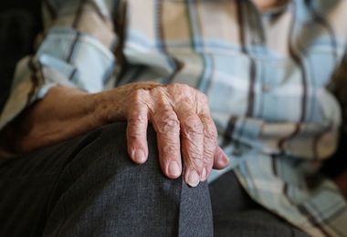 Muore a 90 anni. “Era insopportabile” e nessuno vuole pagare il suo funerale