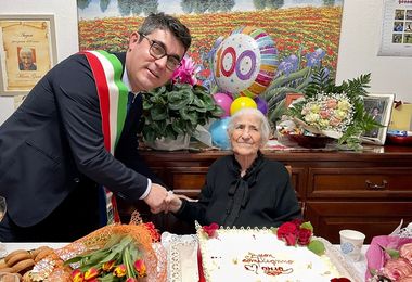 Nuoro in festa per la centenaria Maria Gusai