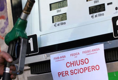 Benzinai, da domani scatta lo sciopero: “Ristabilire la verità”