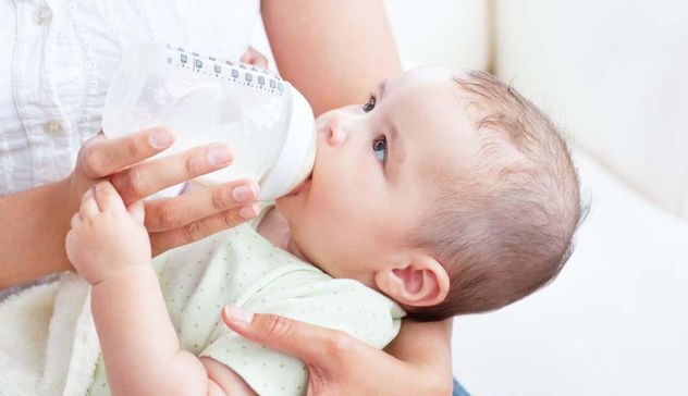 Neonato rischia di morire a causa della dieta a base di latte di mandorle imposta dalla madre