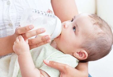 Neonato rischia di morire a causa della dieta a base di latte di mandorle imposta dalla madre