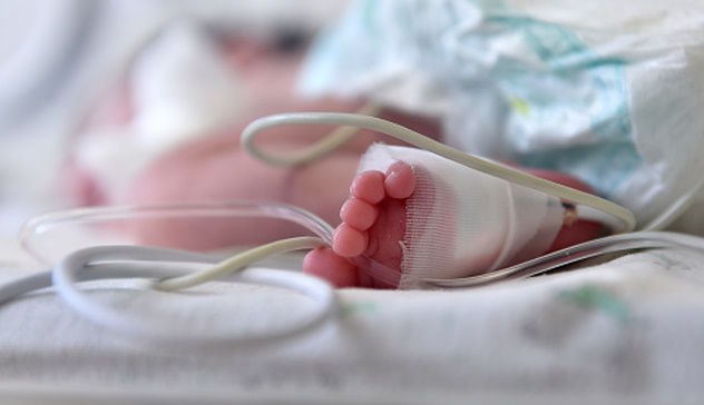 Neonata in ospedale con gravi segni di maltrattamento: genitori accusati di tentato omicidio