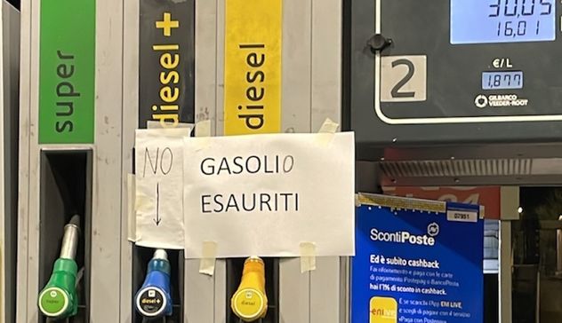 “Acqua nella benzina”: sfiorata la rissa al distributore