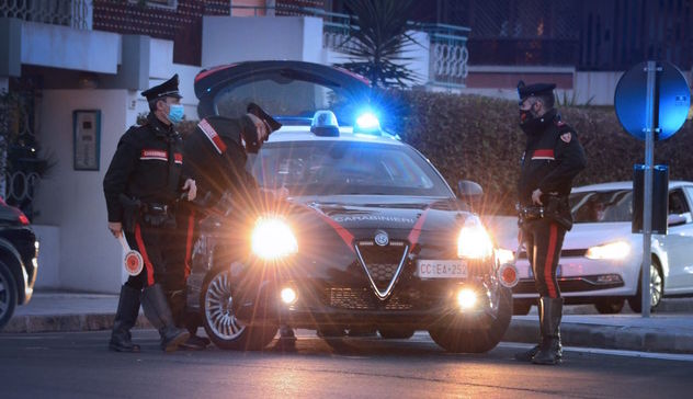 Cagliari. Tenta di rapinare un uomo, poi prende a calci l’auto dei carabinieri: 32enne arrestato