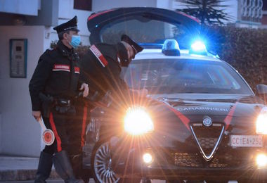Cagliari. Tenta di rapinare un uomo, poi prende a calci l’auto dei carabinieri: 32enne arrestato