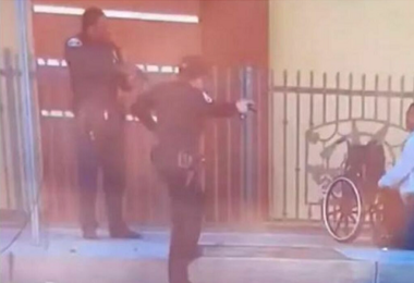 Usa, polizia spara e uccide afroamericano su sedia a rotelle in California