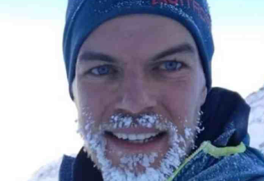 Alpinista esperto muore a 32 anni travolto da una valanga. Nel 2019 lanciò Ddt addosso ad Angela Merkel